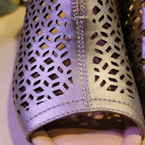 Earth Sz7B Platinum heeled sandals. NWOT - Picture 6 of 7